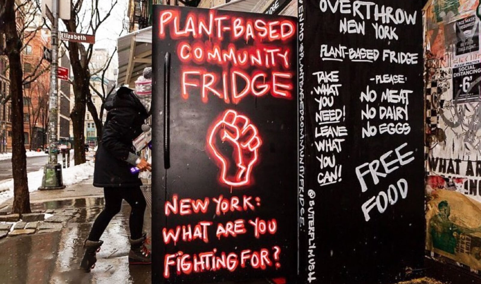 写真)NY市内初となるヴィーガンのためのコミュニティフリッジ「Overthrow Community Fridge」