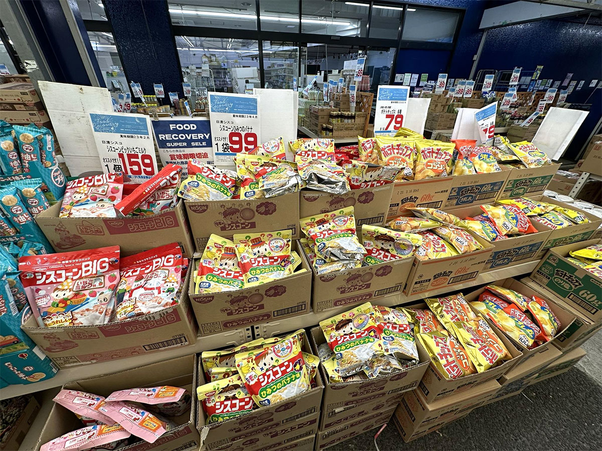 写真)ゼンエーの店内に並ぶ賞味期限間近の菓子