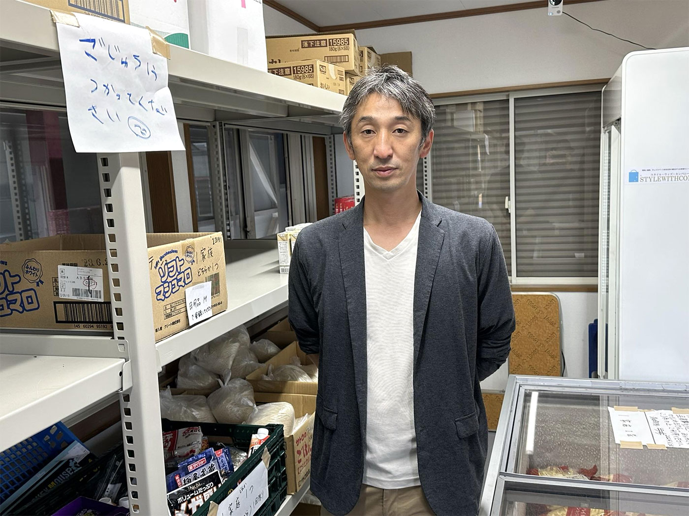写真)コミュニティフリッジ内には食料品や日用品が並ぶ