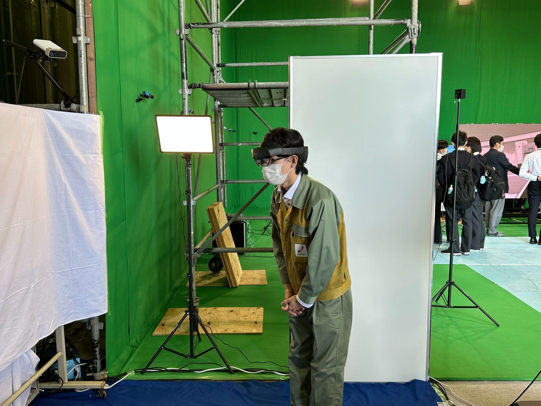 写真)Mixed Reality (複合現実) ヘッドセット「Microsoft HoloLens 2」を装着してMR遠隔会議のデモに参加するスタッフ。 2022年10月28日 中部電力技術開発本部にて 愛知県・名古屋市