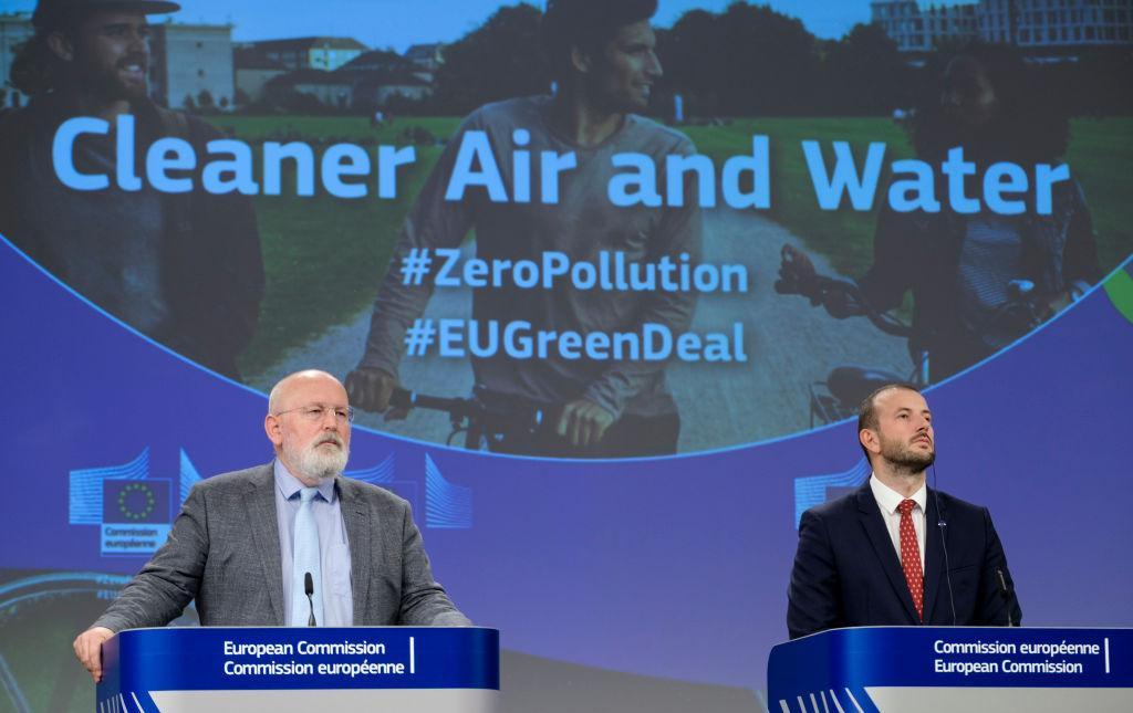 写真)会見する欧州グリーンディールのEUコミッショナーFrans Timmermans(フランス ティマーマンス)氏(左)と環境、海洋、漁業のEUコミッショナー Virginijus Sinkevicius(ヴィルジニウス・シンケヴィチウス)氏(右) 2022年10月26日 ベルギー・ブリュッセル