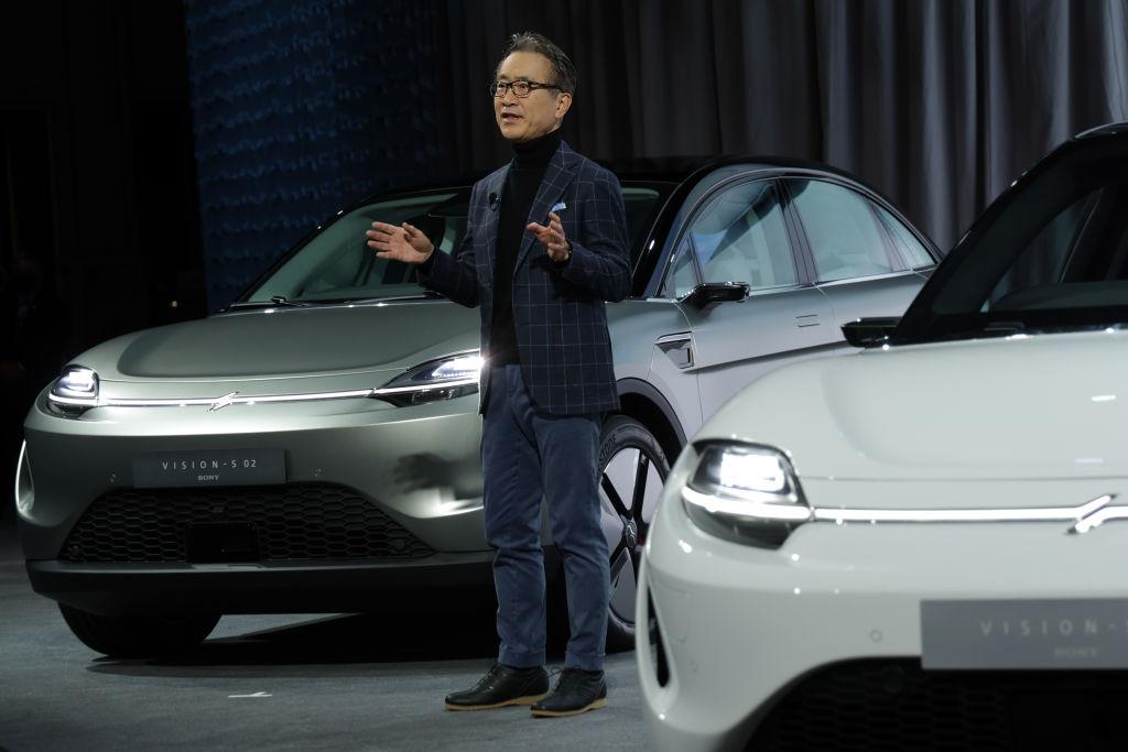 写真)ソニーグループ株式会社代表執行役会長兼社長CEO吉田健一郎氏が CES 2022で、SUV のプロトタイプ車 VISION-S 02 (左) を公開した。 2022年1月4日、ネバダ州・ラスベガス・ベイ コンベンションセンター。