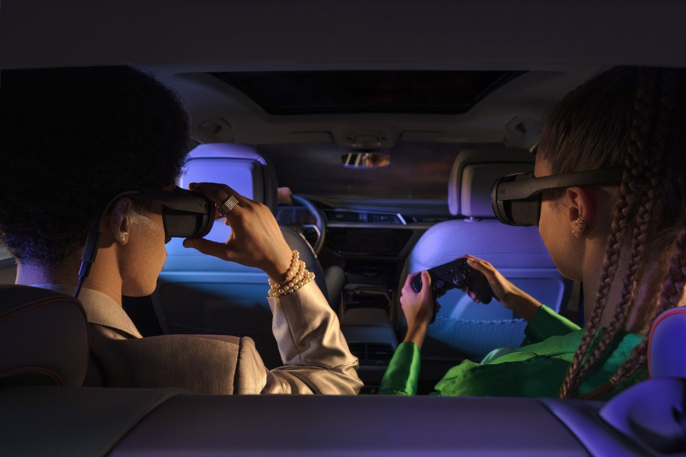 写真)アウディ車のVR体験のイメージ