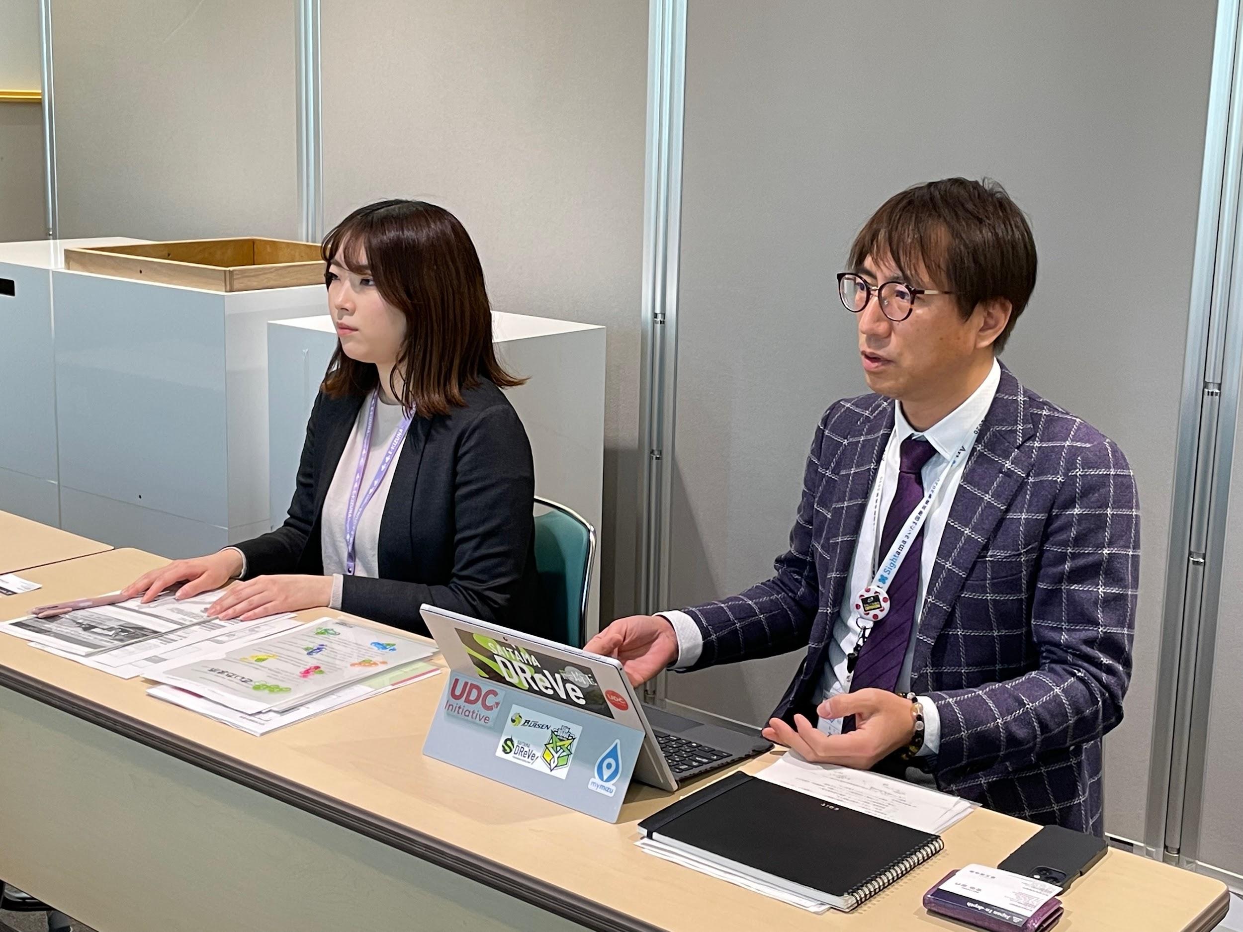写真)さいたま市 都市戦略本部 未来都市推進部 環境未来都市推進担当 副参事 有山信之氏(右)主事 野沢優子氏(左)