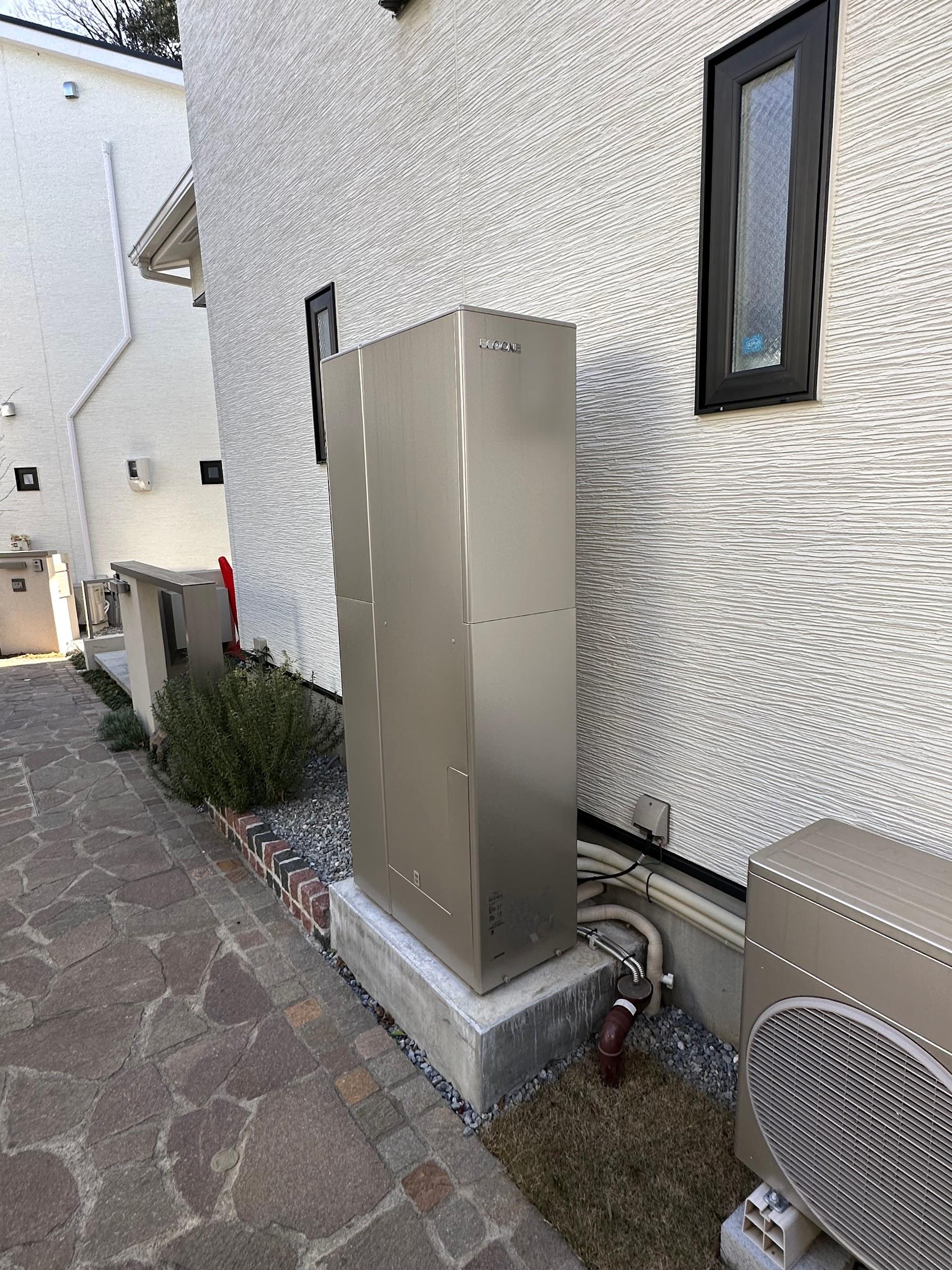 写真)各戸に設置してあるハイブリッド給湯器。太陽光発電の余剰が発生するタイミングで湧き上げる自立制御を実装している。貯湯量は100リットル。