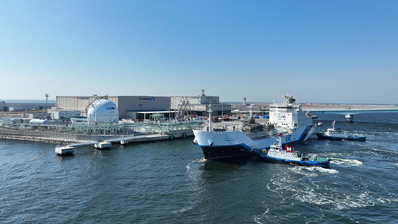 写真)世界初の液化水素運搬船「すいそ ふろんてぃあ」は、2021年12月に日本を出港、2022年1月に豪州に到着、褐炭から製造した水素を積荷し、2022年2月25日に液化水素受入基地「ハイタッチ神戸」に帰還した。帰港後、液化水素運搬船から陸上の液化水素タンクに荷揚作業を行った。