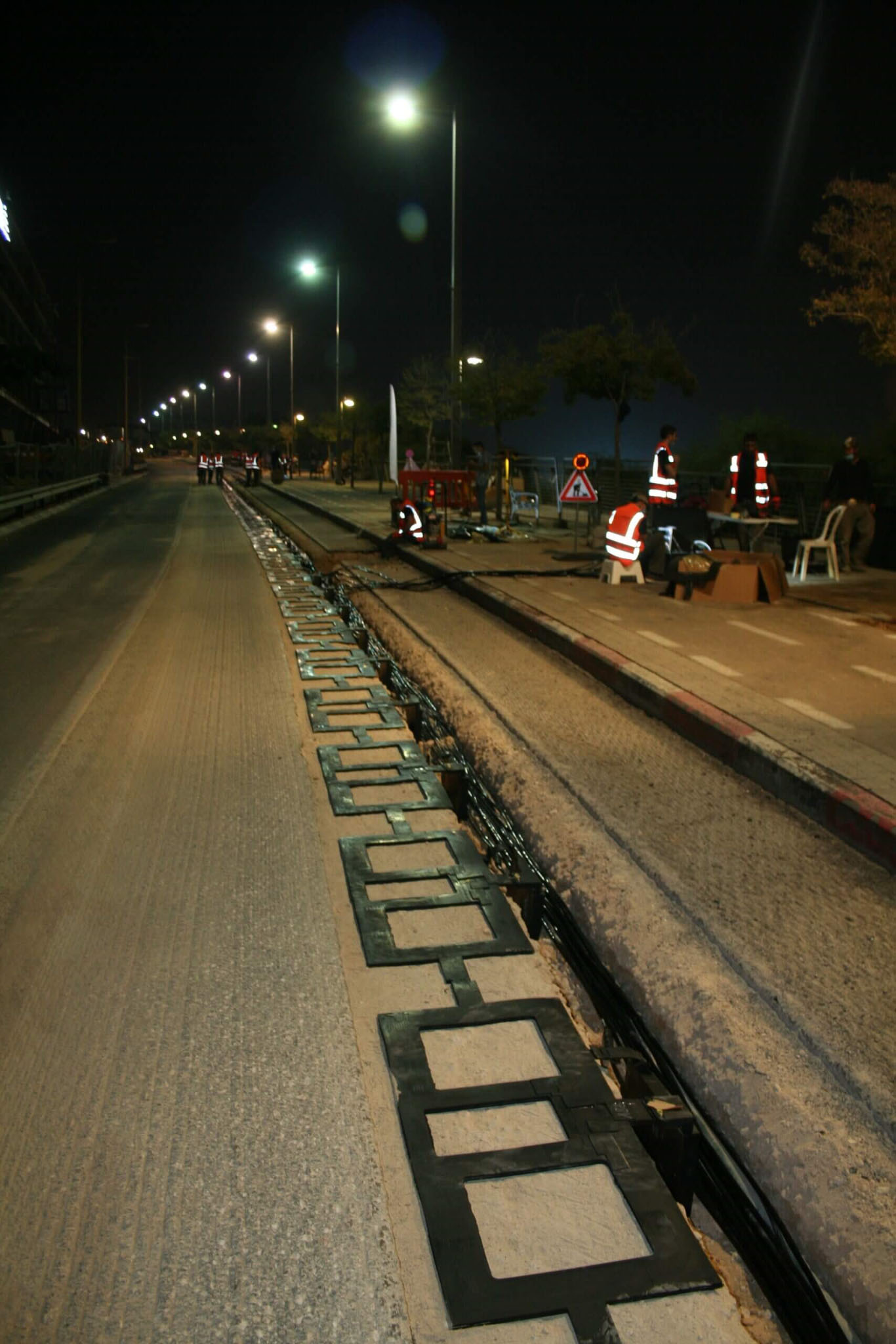 写真)給電コイルを道路に埋設する現場 イスラエル テルアビブ