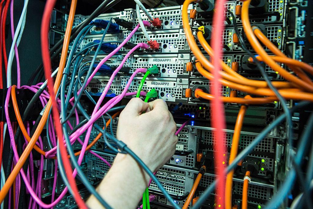 写真)サーバーに接続されるケーブル