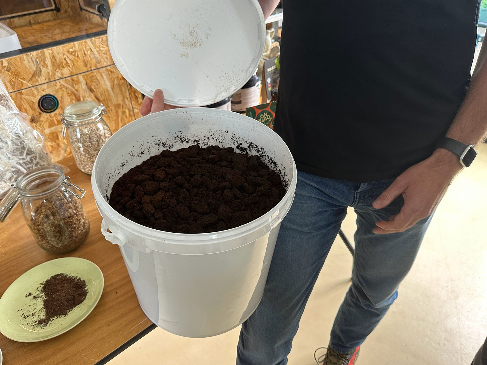 写真)回収されたコーヒーかす