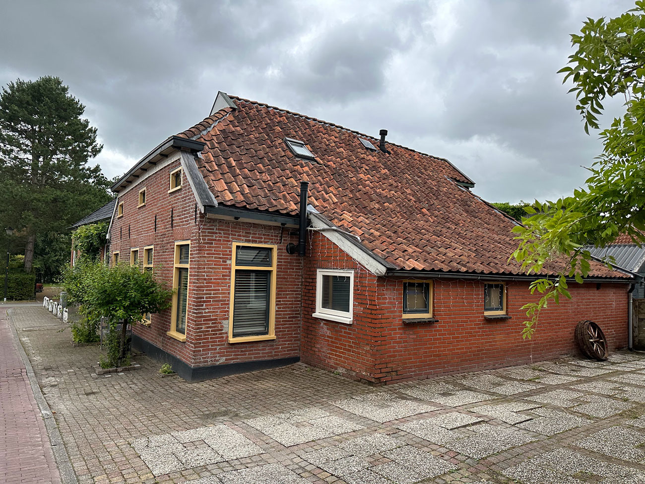 写真)地震により建物の内部の壁などにひびが入った家屋 2023年7月4日オランダ・フローニンゲン州ハイジンゲ(Huizinge)村