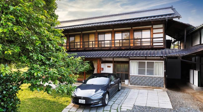 写真)テスラのPowerwallが設置されている住宅 (写真右端)