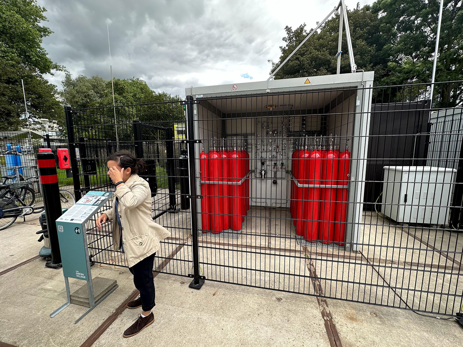 写真)デルフト工科大学内のエネルギー関連実験施設「the Green Village(グリーンビレッジ)」内の水素電力貯蔵システム(写真中央にあるのが水素ボンベ) オランダ・デンハーグ