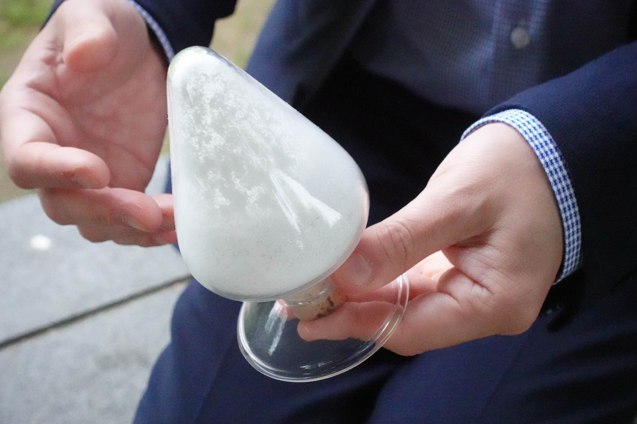 写真)CO₂を食べる自販機の中に入っている吸収材(容器は提示用サンプル)