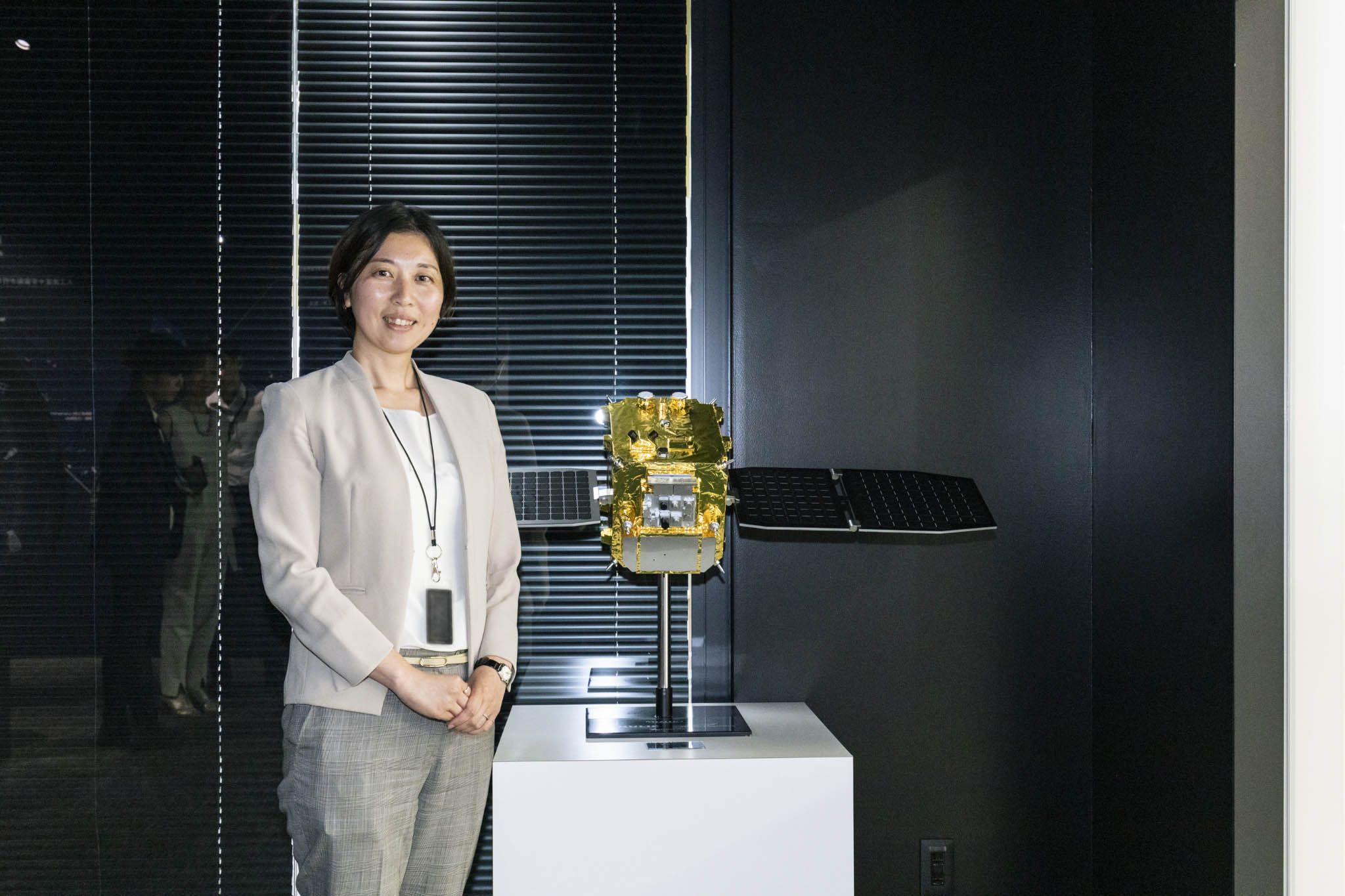 写真)アストロスケール副社長の伊藤美樹氏とELSA-d