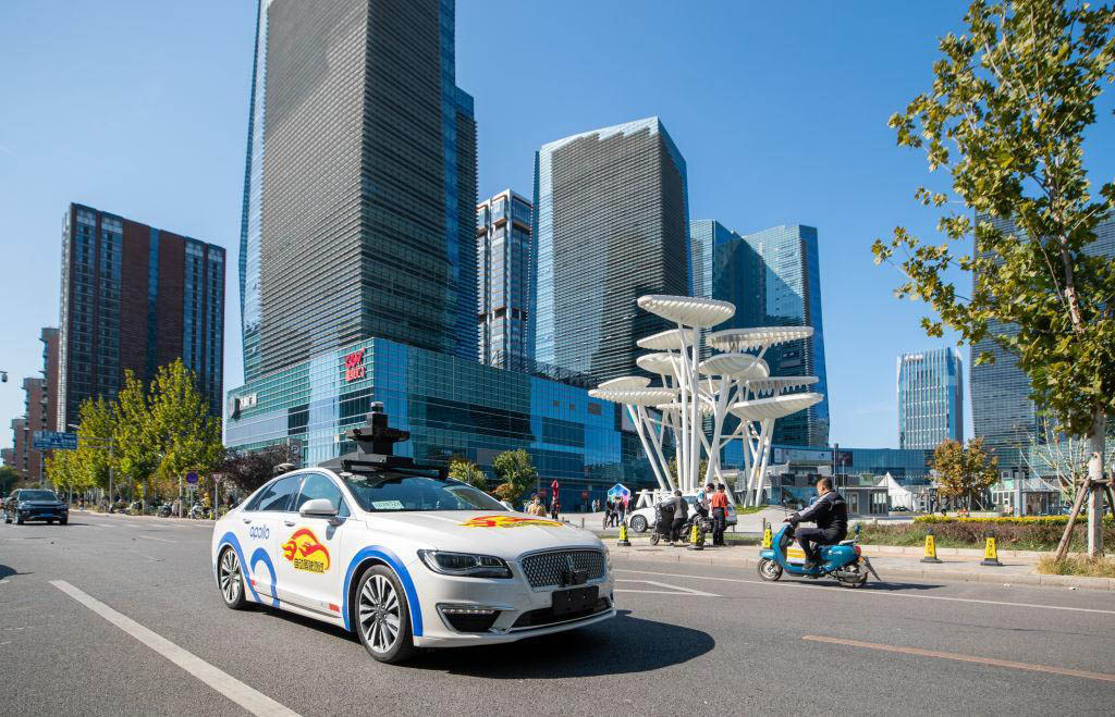 写真)実証実験で市民に無料乗車を提供し、走行する百度の自動運転タクシー「Apollo Go」 2020年10月13日 中国・北京