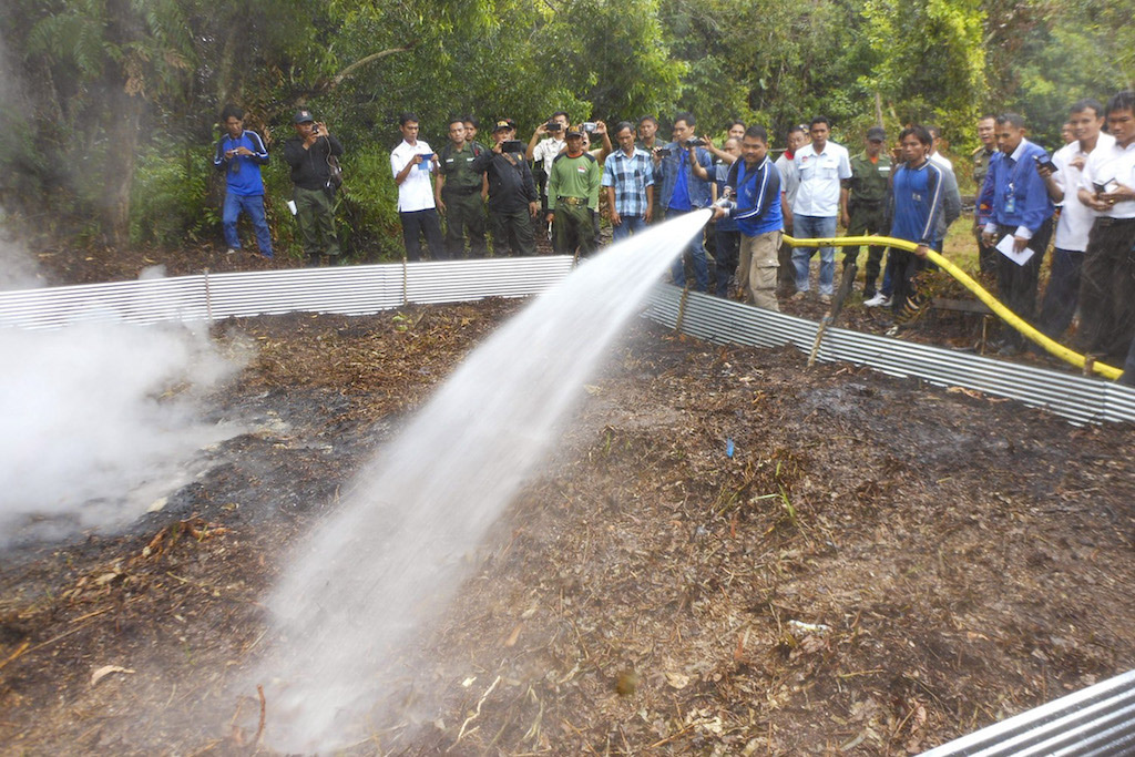 写真)インドネシアの泥炭火災消火実験の様子。