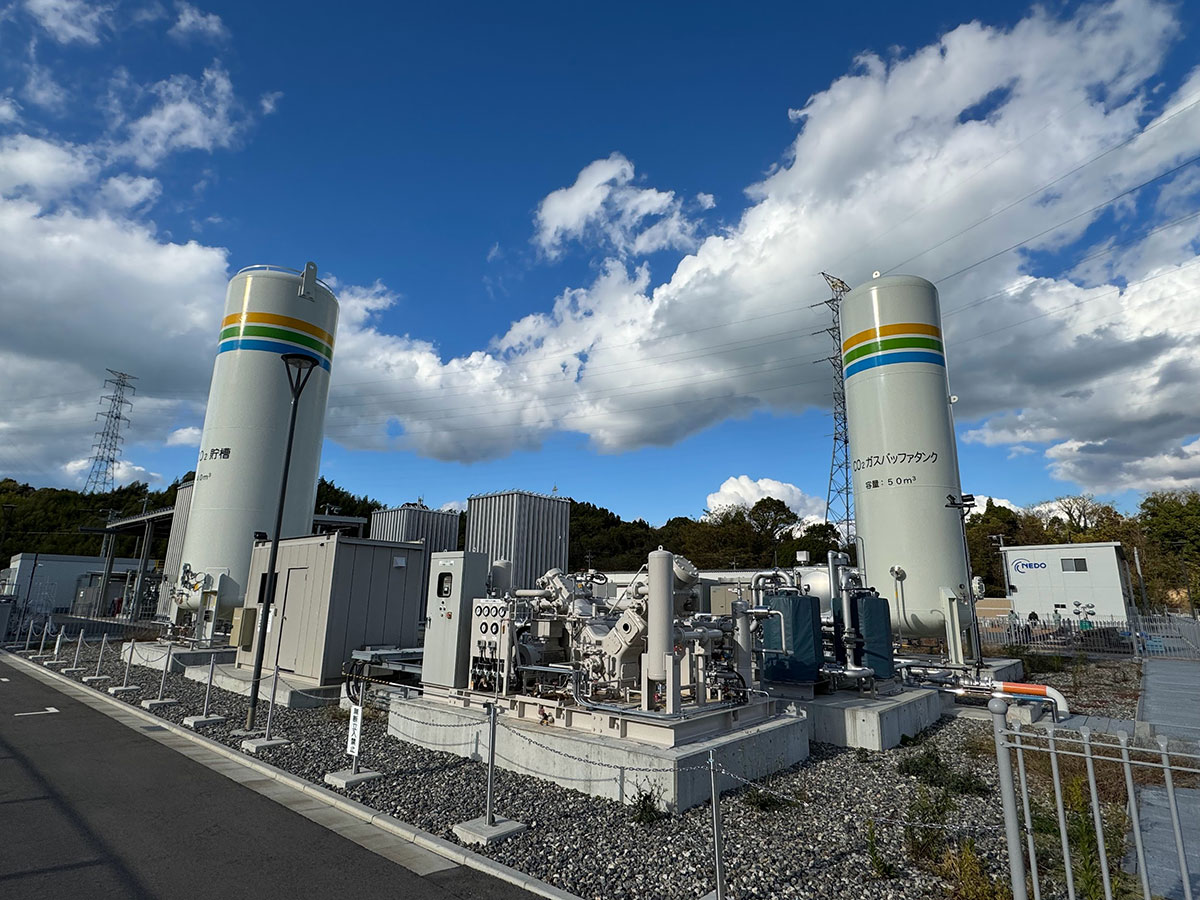 写真)CO₂はタンクに貯蔵され、各研究エリアに供給される。