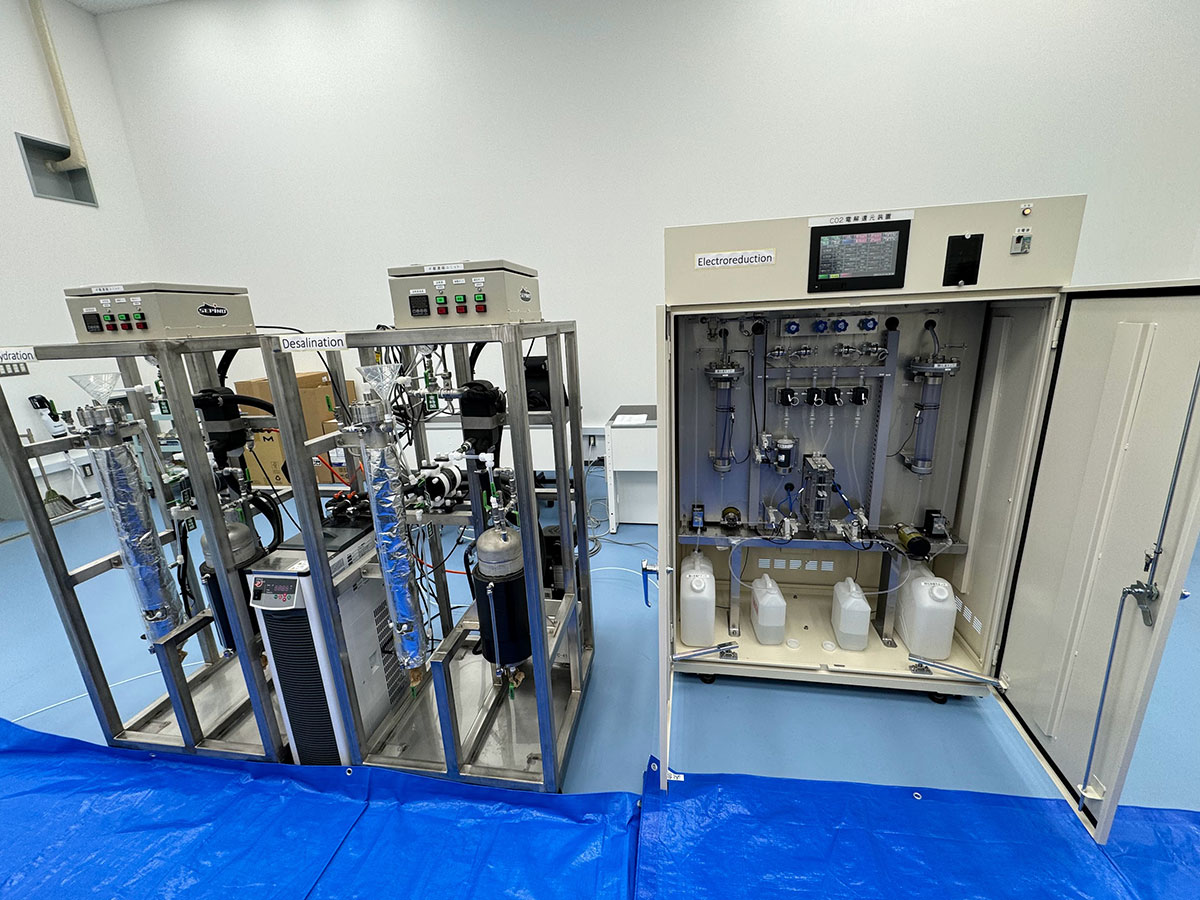 写真)ダイヤモンド電極 CO2 電解還元システム(右)とギ酸分離濃縮システム(左)