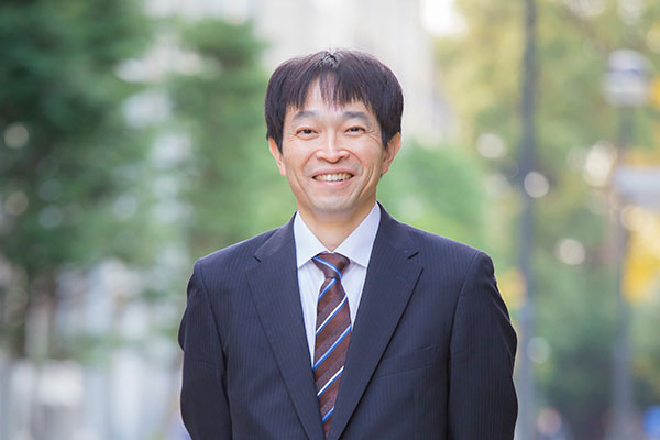 写真)慶應義塾大学理工学部の栄長泰明教授