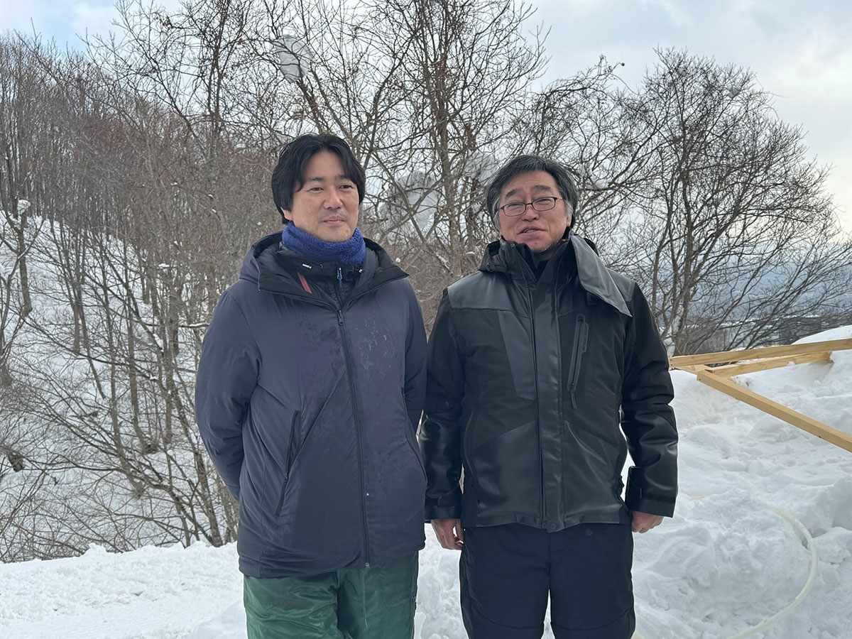 写真)電気通信大学榎木光治准教授(左)と株式会社フォルテ葛西純代表取締役(右)2024年1月18日 ニセコ東急 グラン・ ヒラフスキー場の駐車場にて