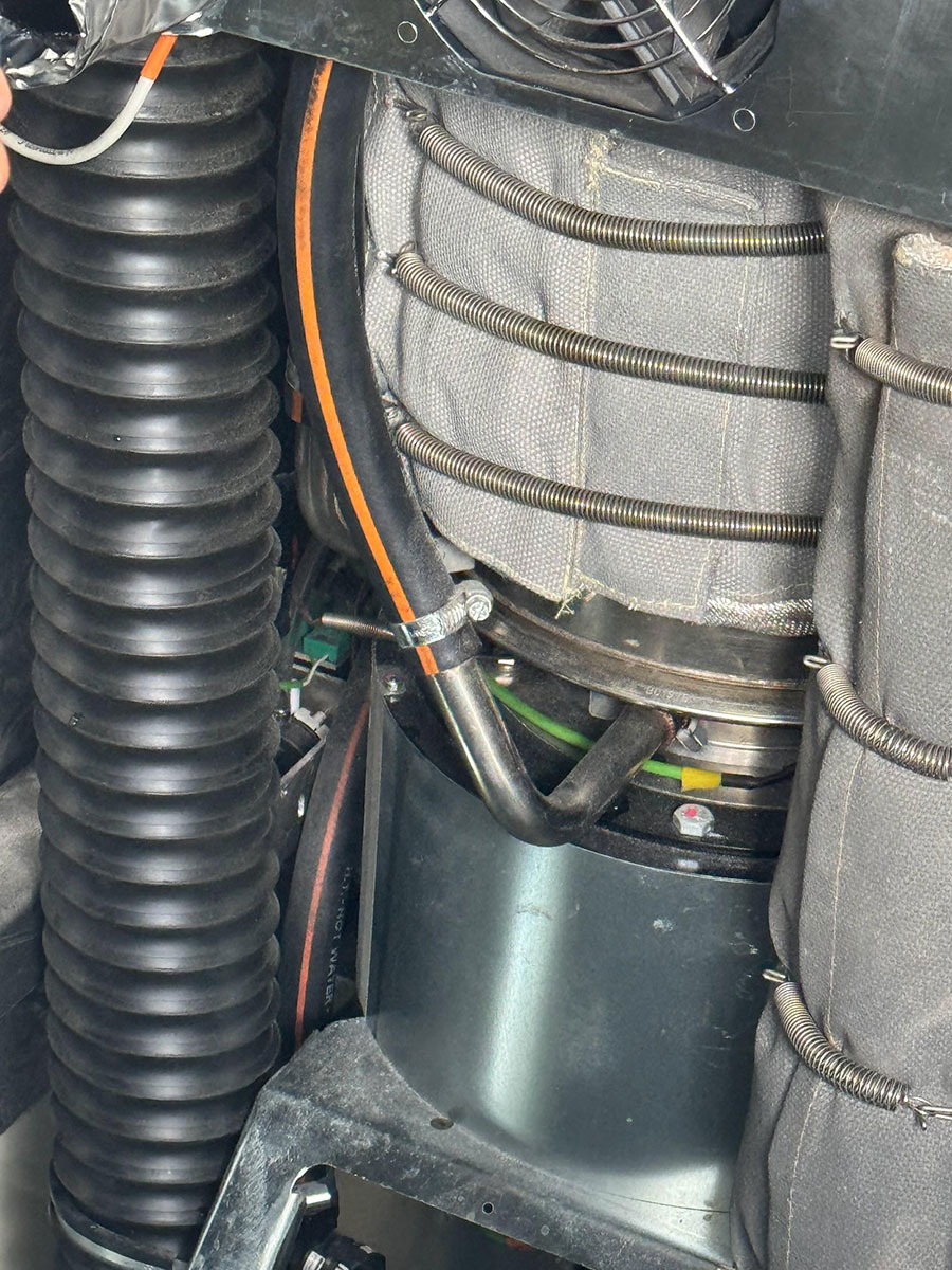 写真)発電機。上部はバイオマスガスボイラーで温められ、下部は冷たい冷却液が流れるチューブで冷やされる。