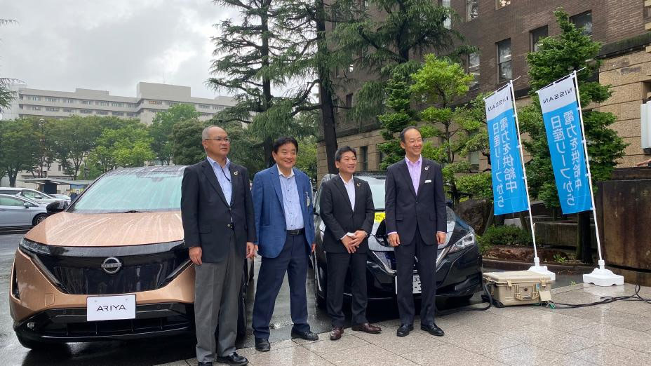 写真)「災害連携協定」を締結後、EV「アリア」の前で集合する河村 たかし名古屋市長と、日産自動車株式会社、愛知日産自動車株式会社、日産プリンス名古屋販売株式会社の代表者。2021年7月8日 愛知県名古屋市