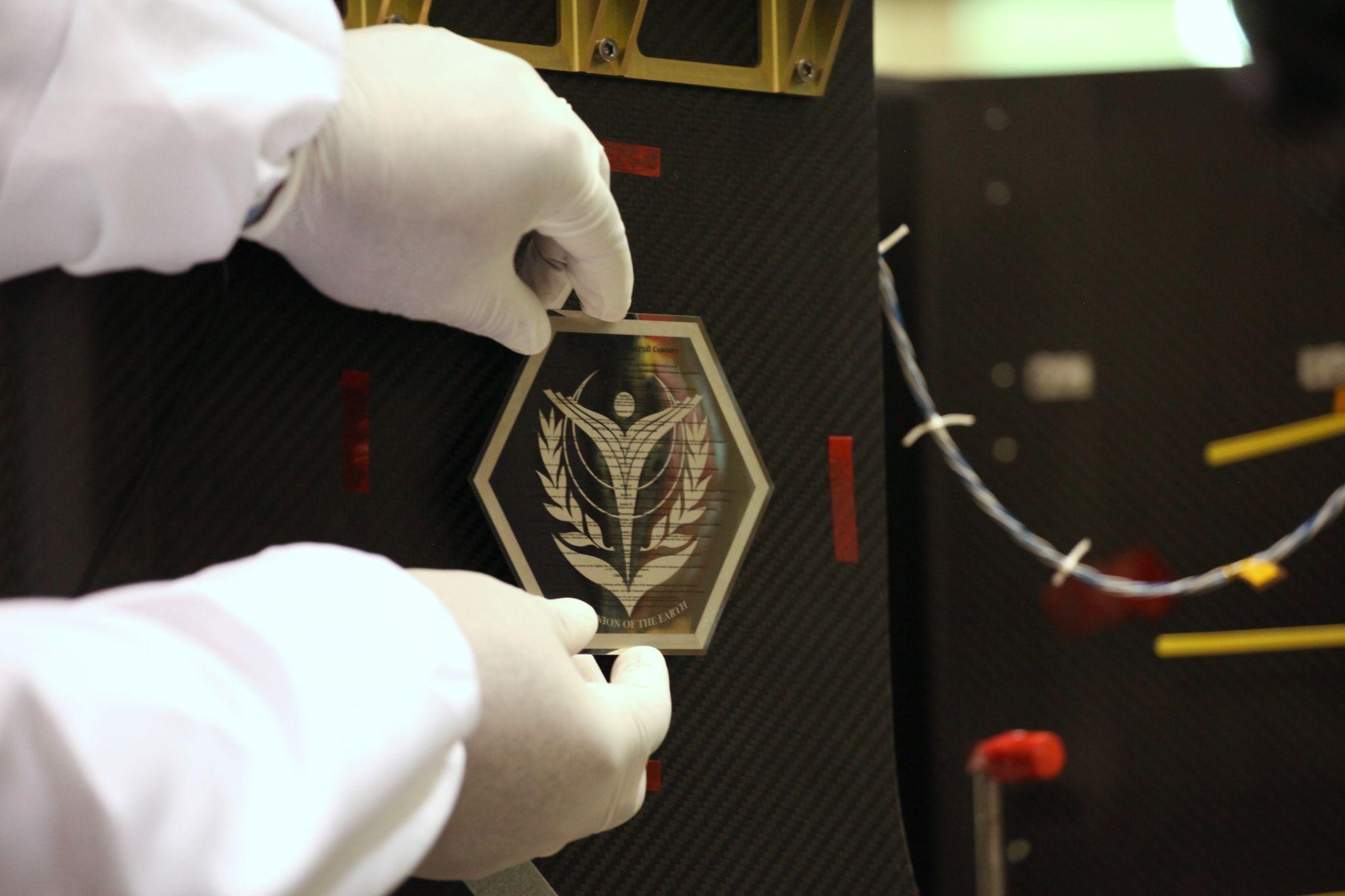 写真)株式会社バンダイナムコ研究所の「GOI宇宙世紀憲章プレート」
