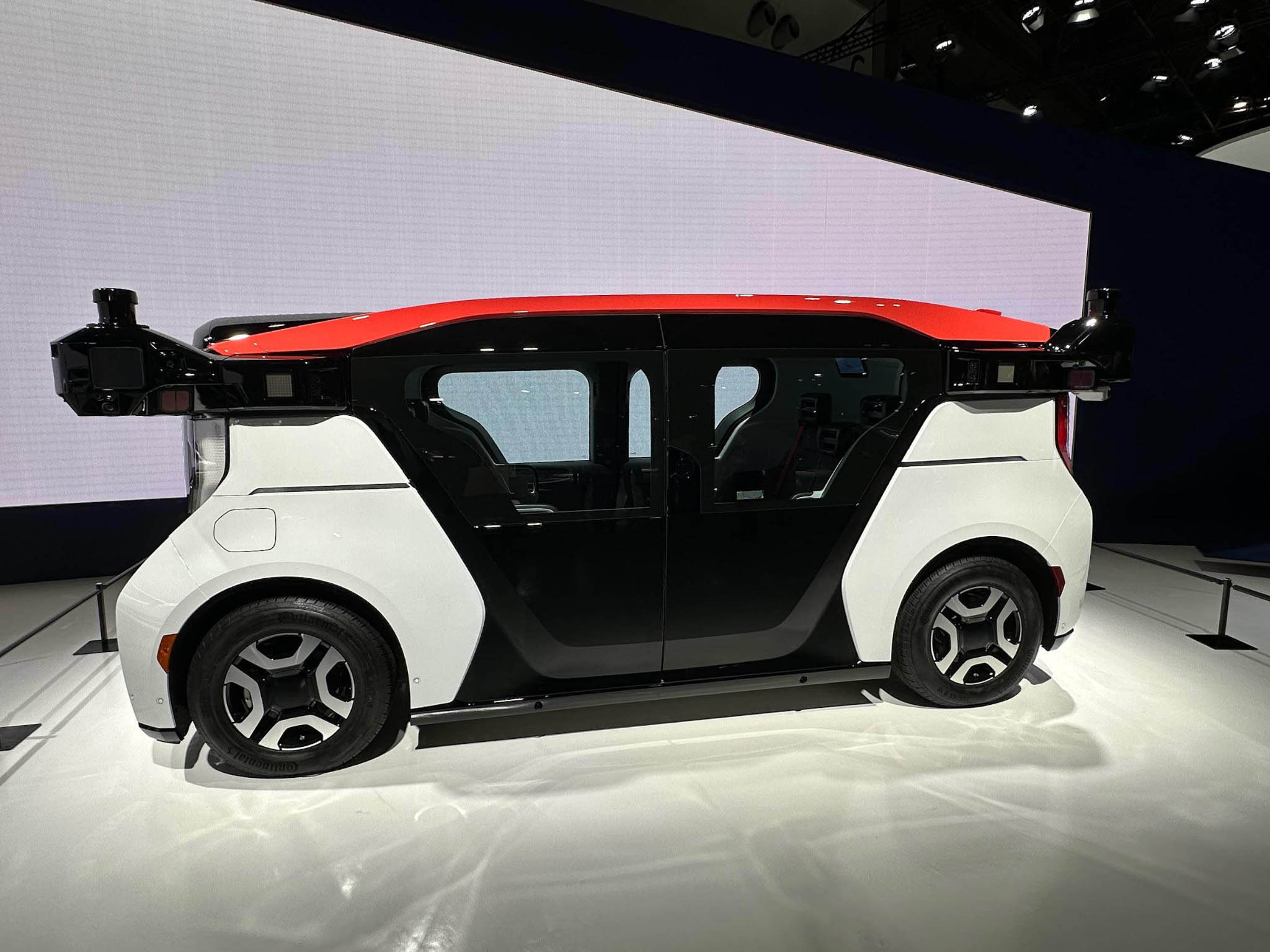 写真)自動運転タクシー車両の「クルーズ・オリジン」。GMがプラットフォーム(足回り)、ホンダがキャビン(ボディやインテリア)、クルーズが自動運転技術を担当し、自動運転レベル4に対応。