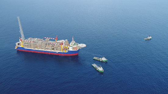 写真16:イクシスLNGプロジェクト 沖合生産・貯油出荷施設(FPSO: Floating Production, Storage and Offloading(名称:イクシス ベンチャラー)