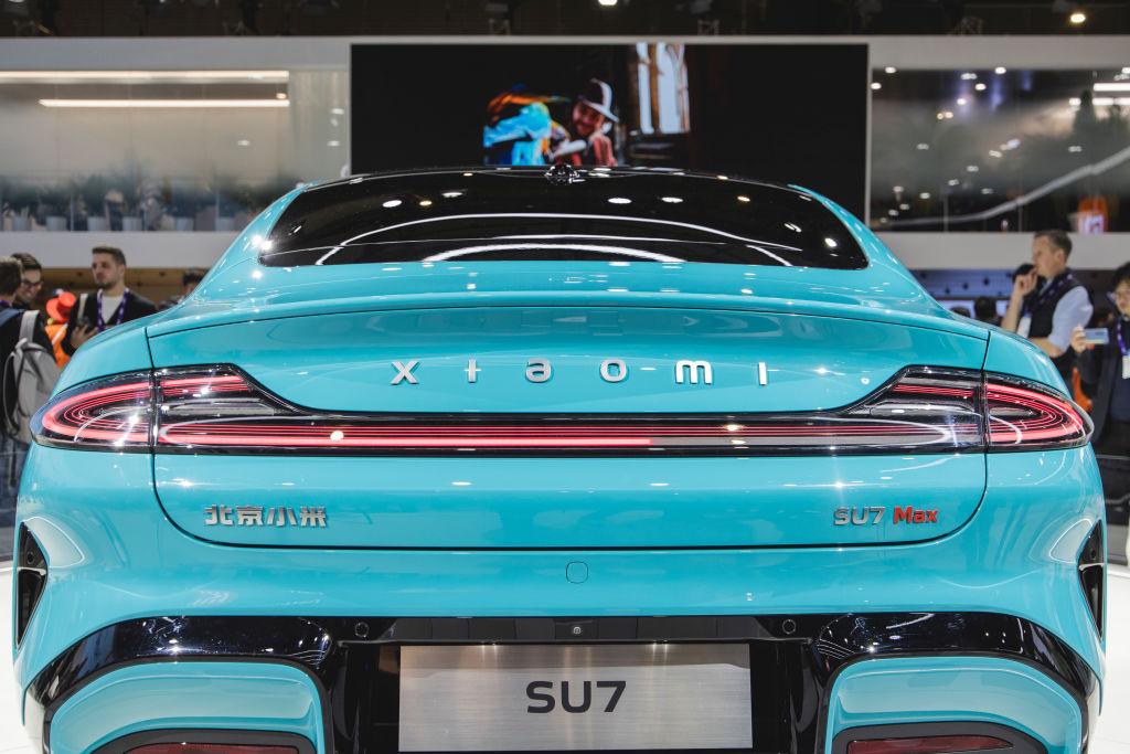 写真)Mobile World Congress 2024に出品されたXiaomi SU7 Maxのリアビュー 2024年2月26日 スペイン・バルセロナ