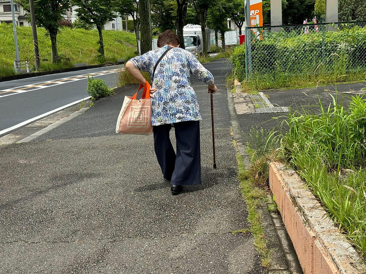 写真)能見台エリアを歩く住民