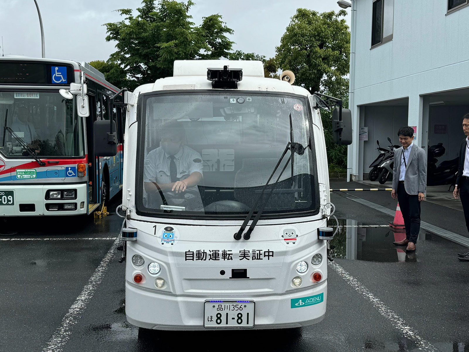 写真)今回実験に使われた自動運転バス 正面