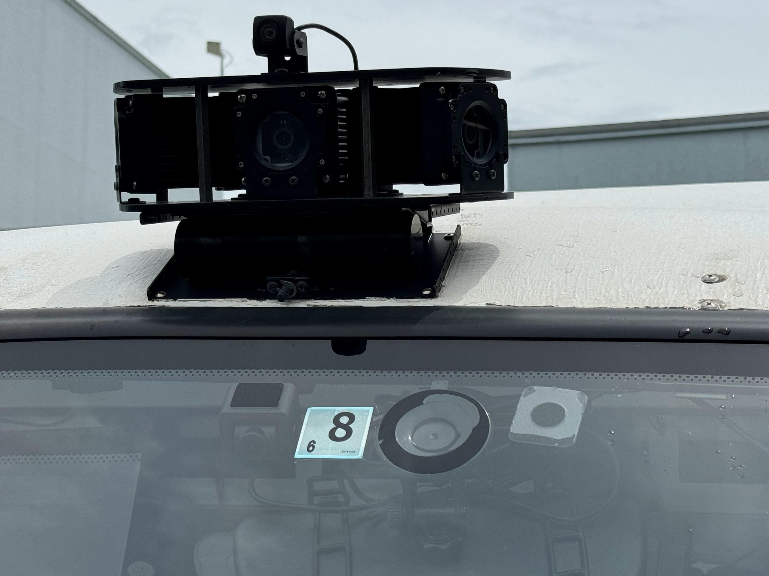 写真)今回の実証実験バスフロント部に装着されたLiDAR