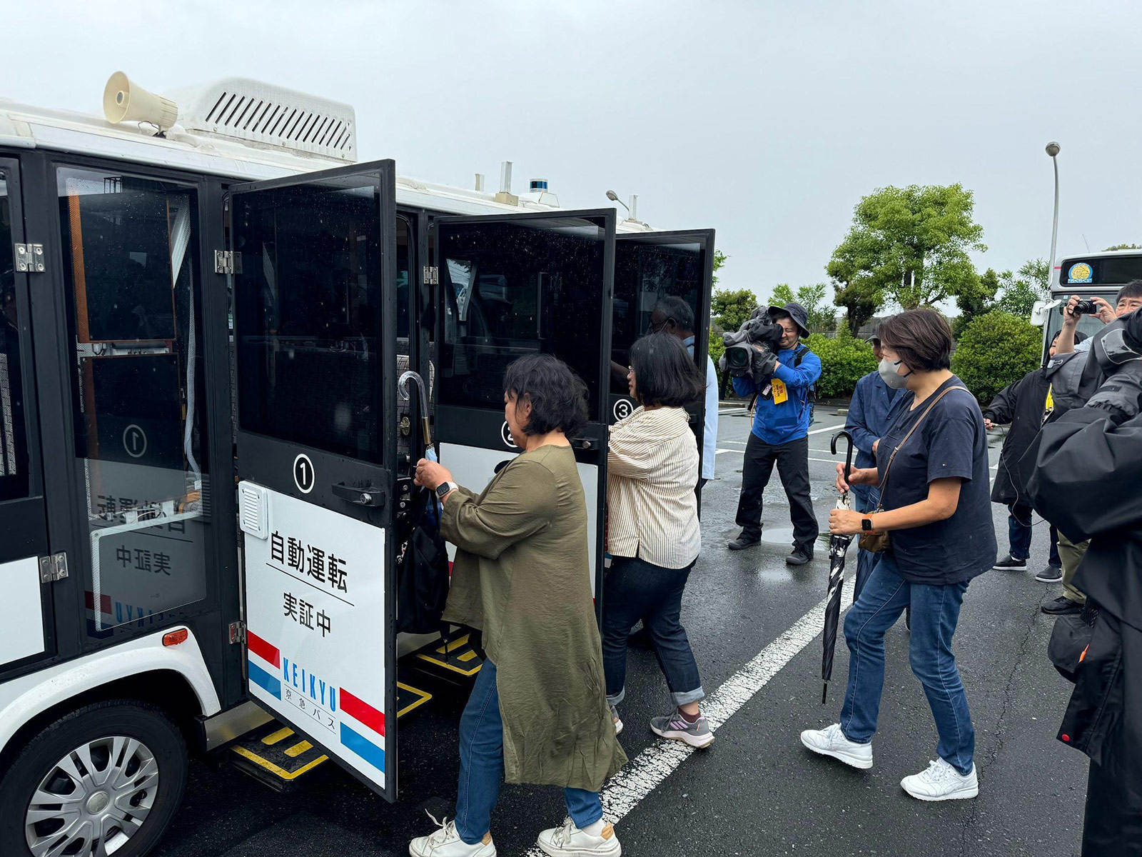 写真)自動運転バスに試乗する地域の住民ら