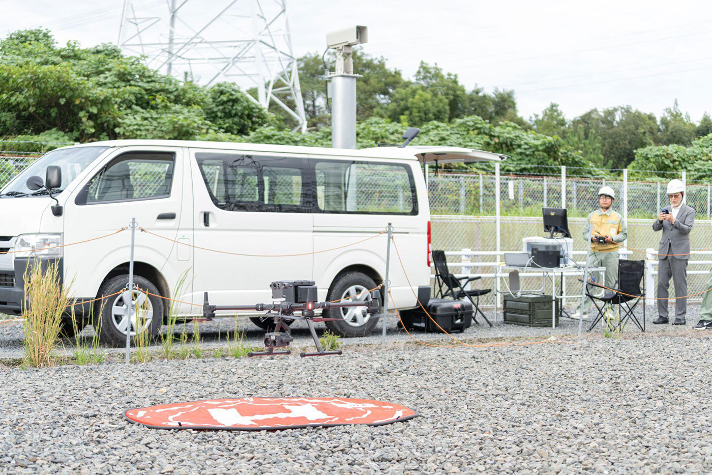 写真)点検を終え、帰還するドローン