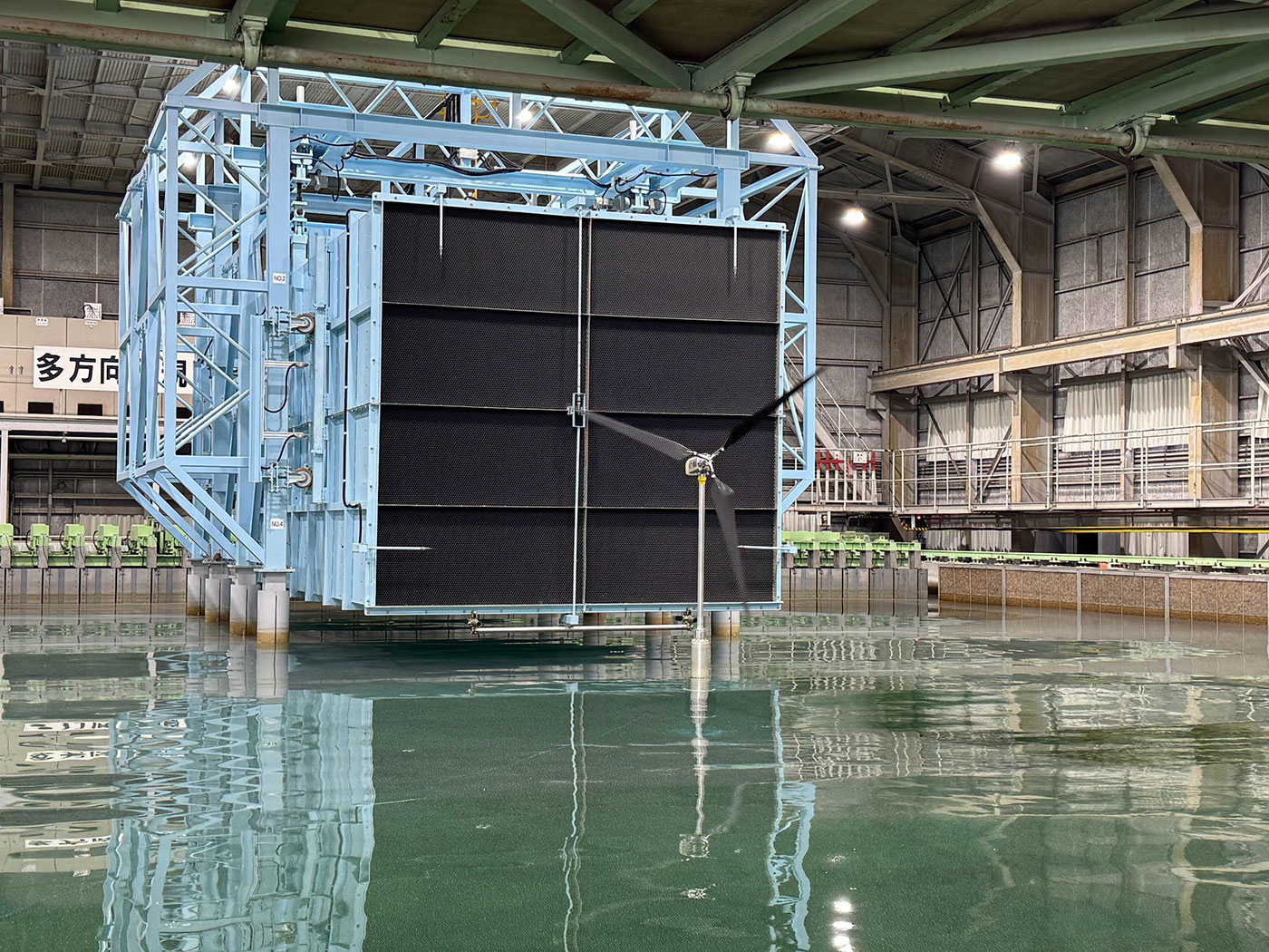 写真)浮体式洋上風力発電装置の実験設備