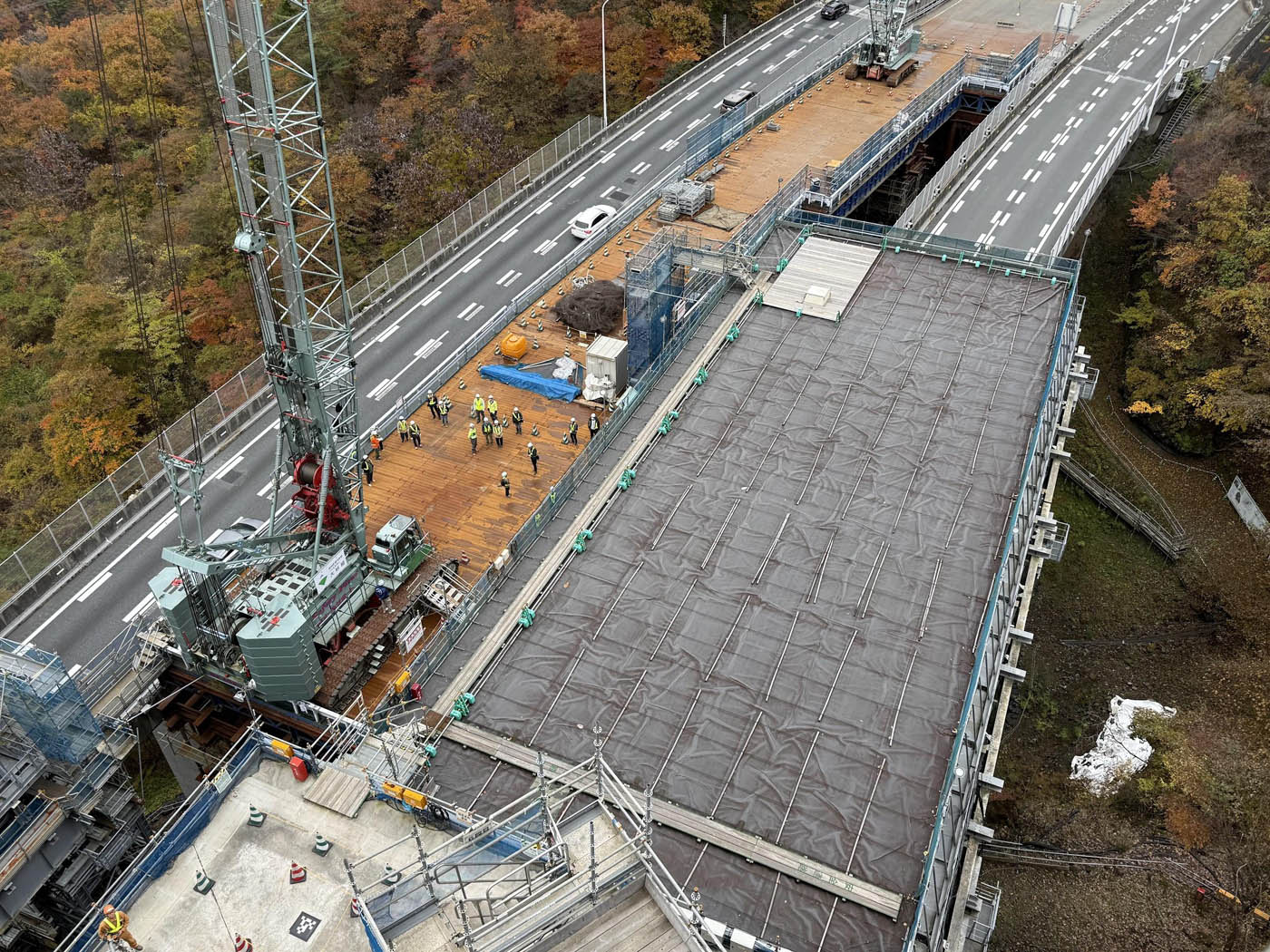 写真)上から見下ろしたロックシェッド 高速道路をすっぽり覆っている。