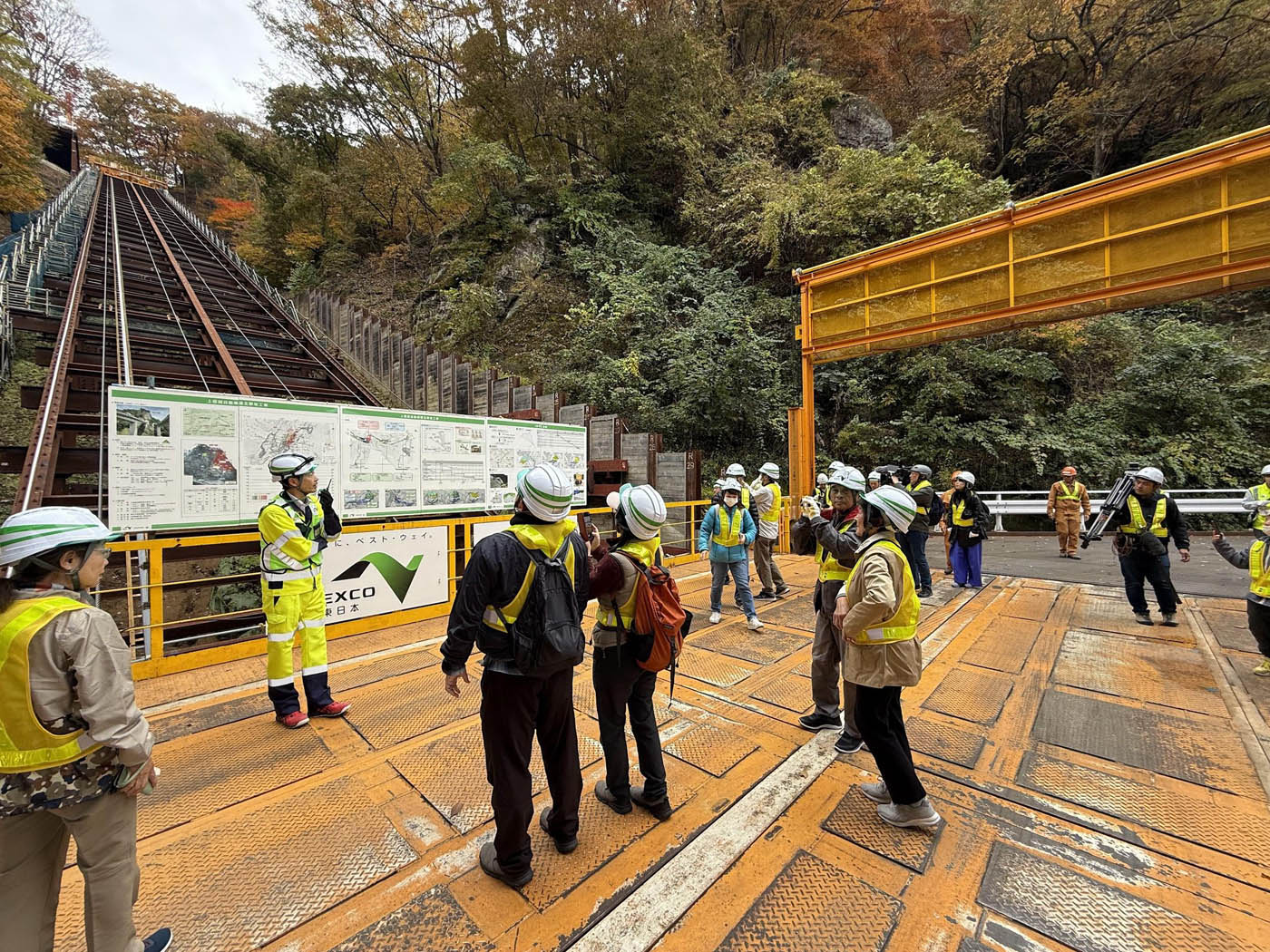 写真)インクラインに乗り、岩山の頂上を目指す見学者ら。25度の傾斜地を152m移動する。インクラインは、80tまでの重量物を運ぶことができる。 2024年11月16日
