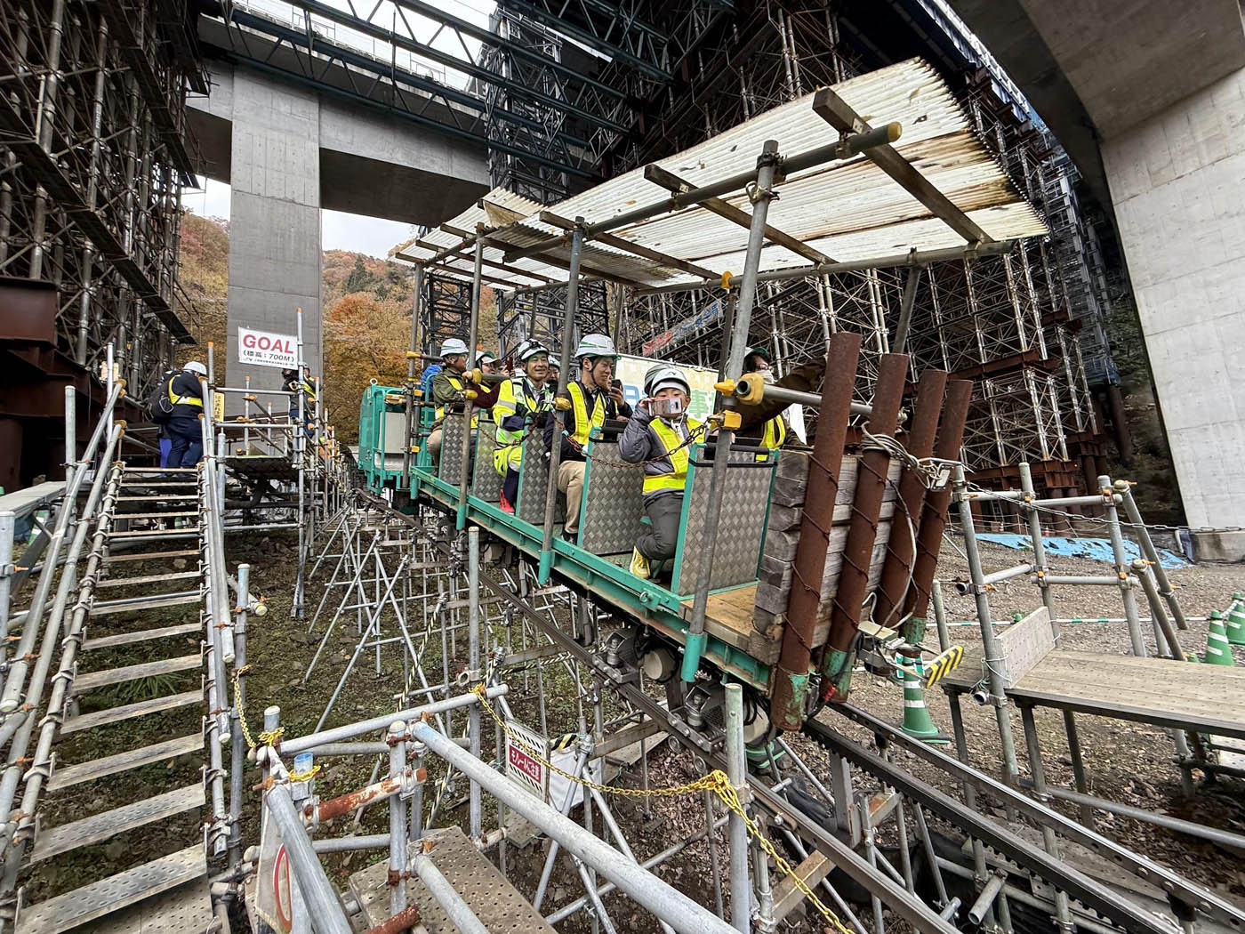 写真)モノレールで地上に降りる見学者ら 2024年11月16日