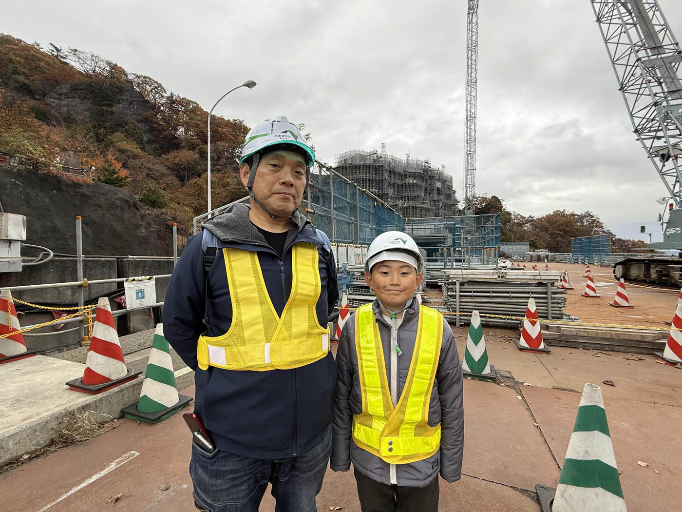 写真)群馬県富岡市から見学に来た吉田公一さんと息子さんの利公くん。