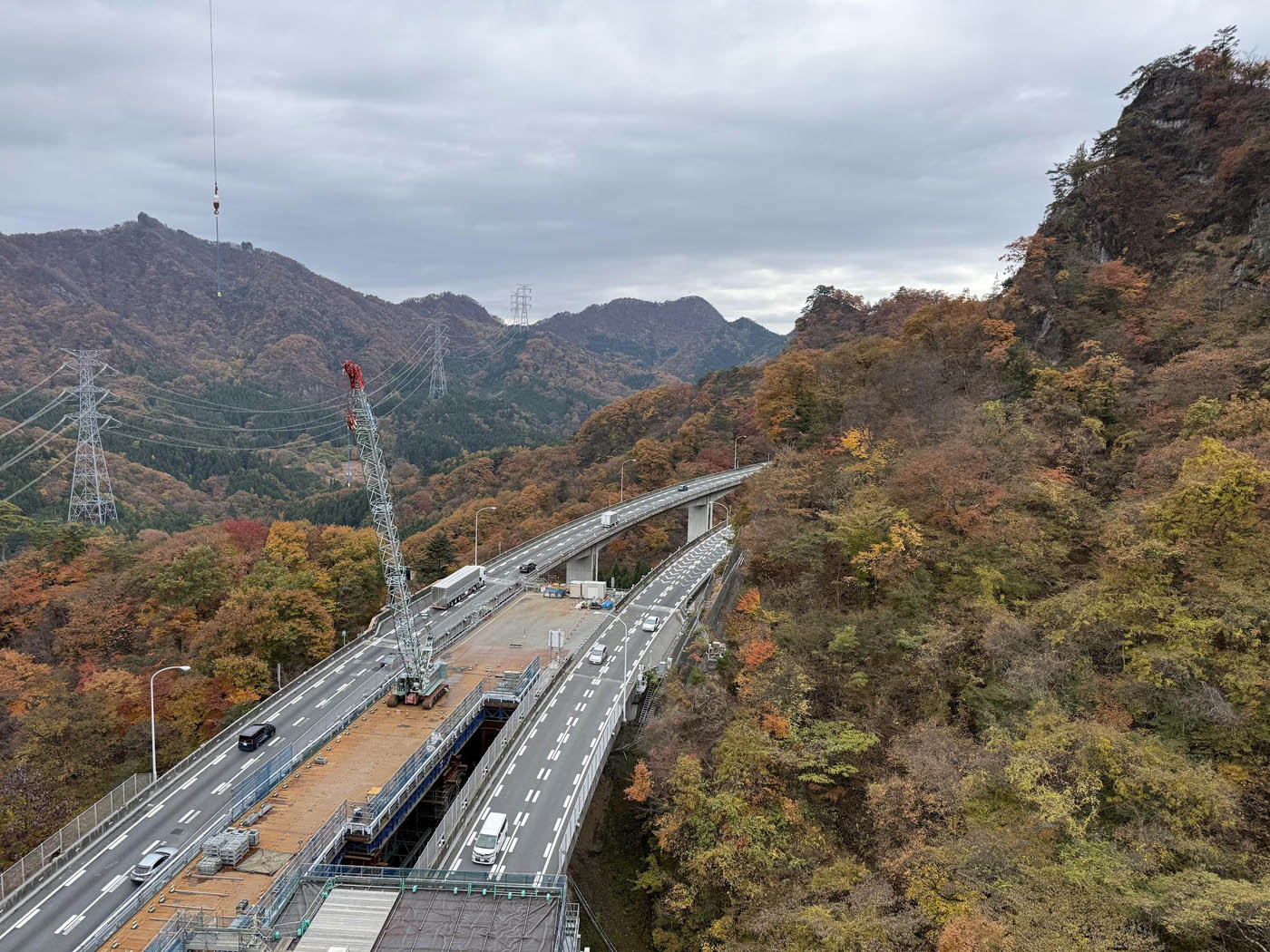 写真)斜面足場中腹から高速道路を望む 2024年11月16日