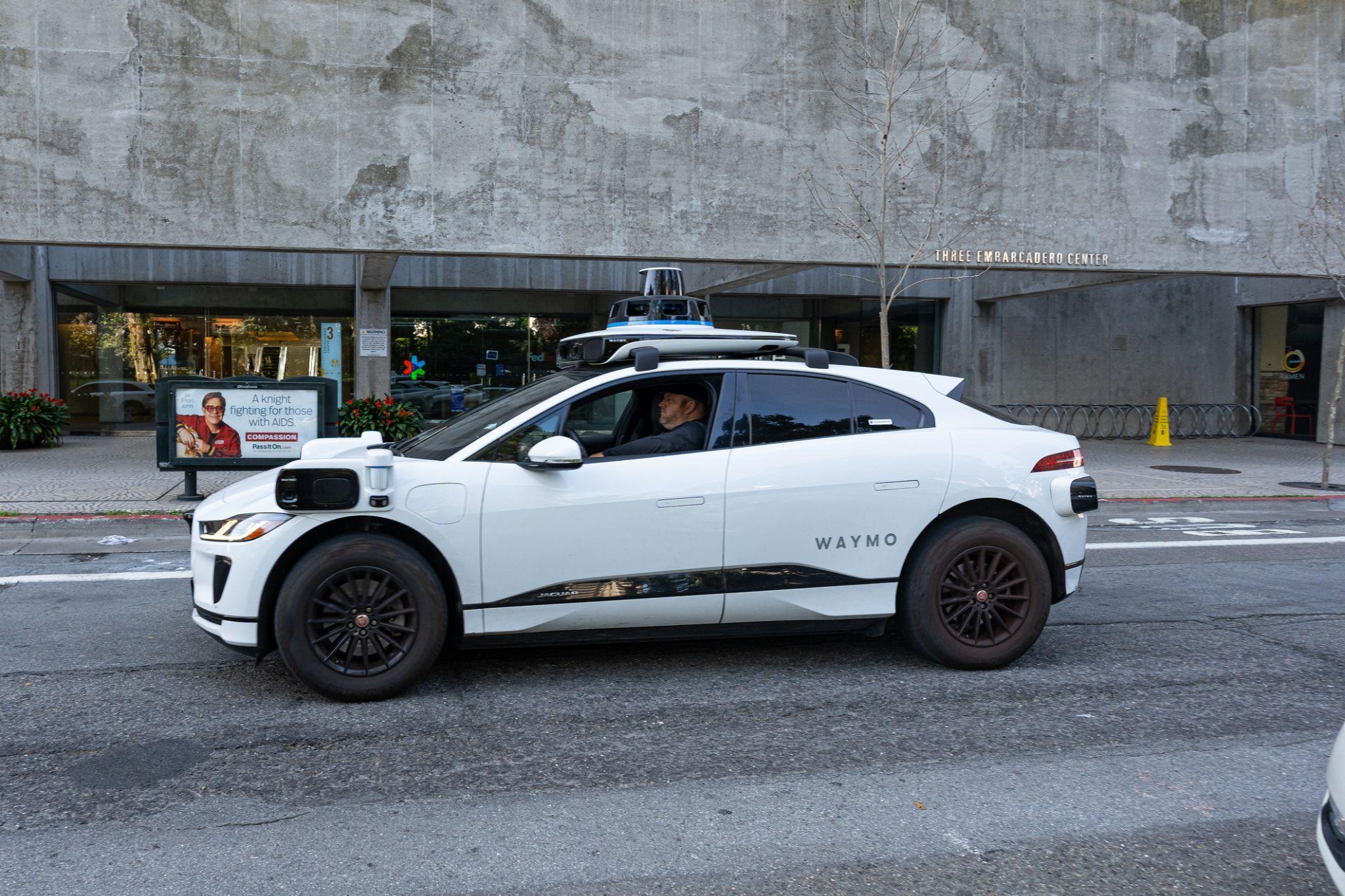 写真)Waymoの自動運転タクシー 2024年4月2日 米カリフォルニア州サンフランシスコ