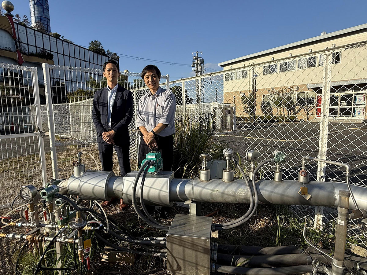 写真)地下水をくみ上げる井戸 左:大阪市環境局環境施策部環境施策課 課長代理田中邦治氏、右:大阪公立大学都市科学・防災研究センター博士中曽康壽氏