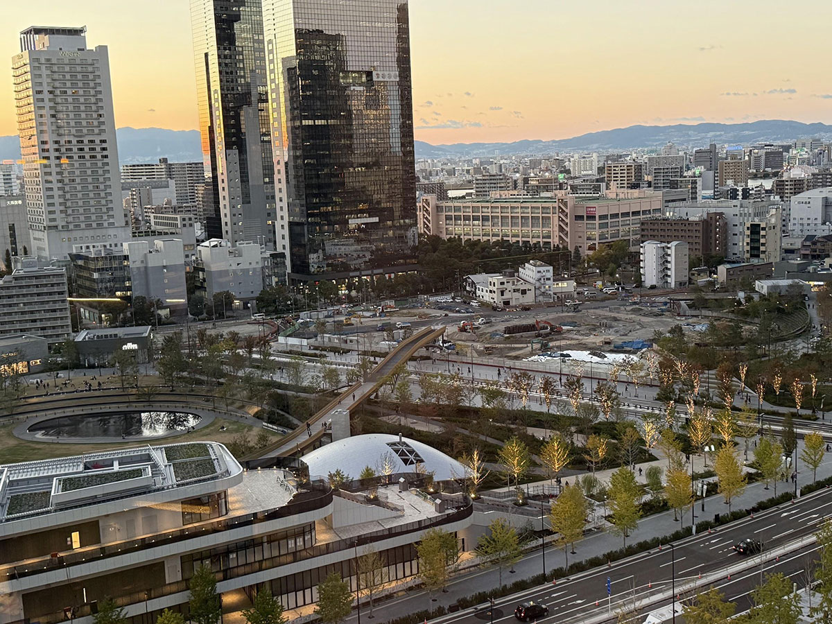 写真)「グラングリーン」を大阪駅の高層階から見下ろす