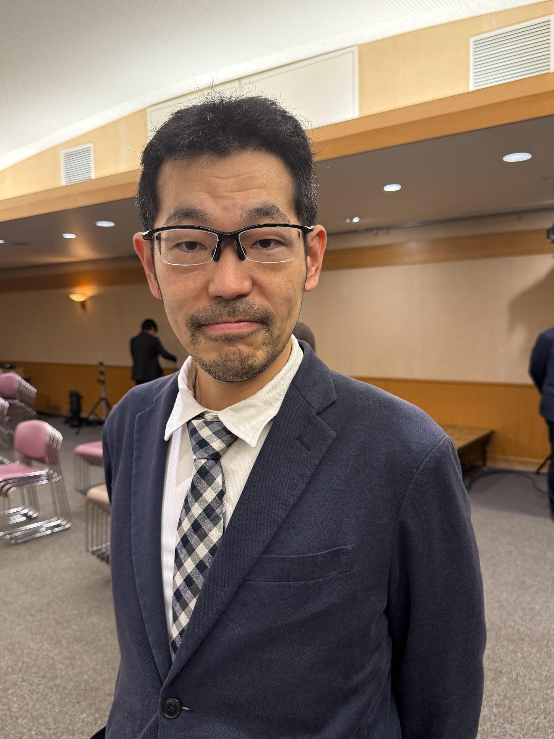 写真)インタビューを受ける開沼博氏