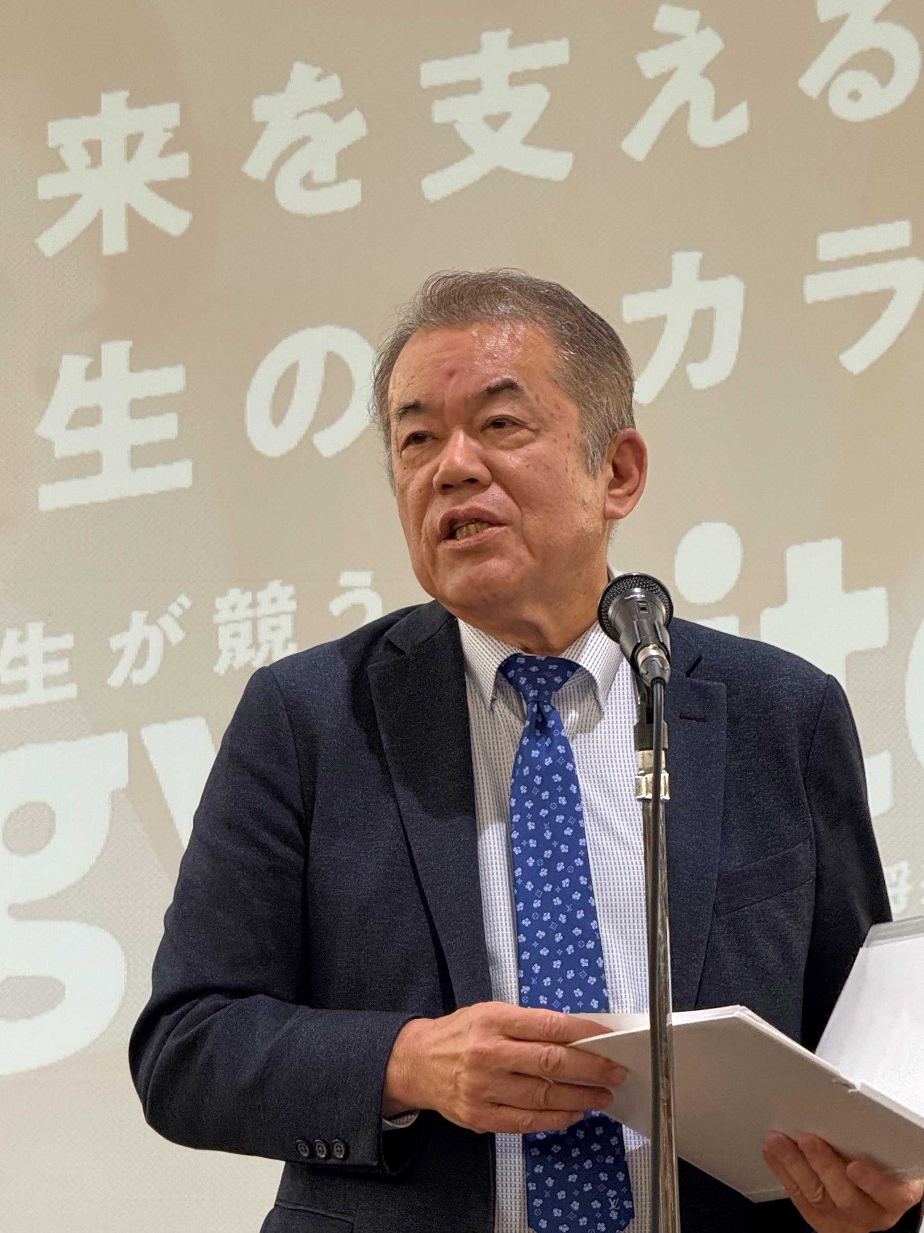 写真)講評をおこなう山本隆三氏