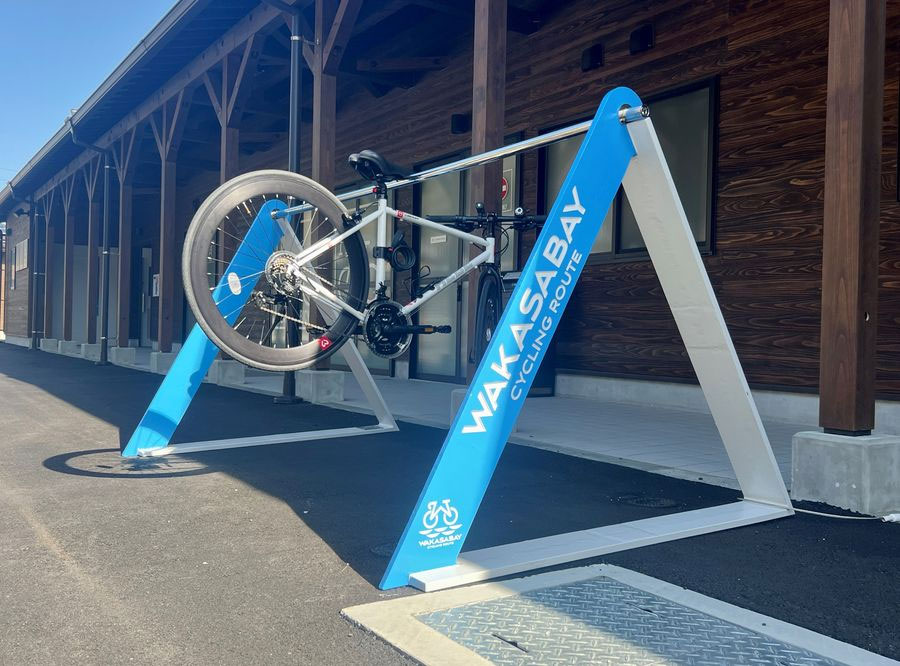 写真)福井県美浜町レイクセンターに設置された、クリアランス金属を活用したサイクルラック