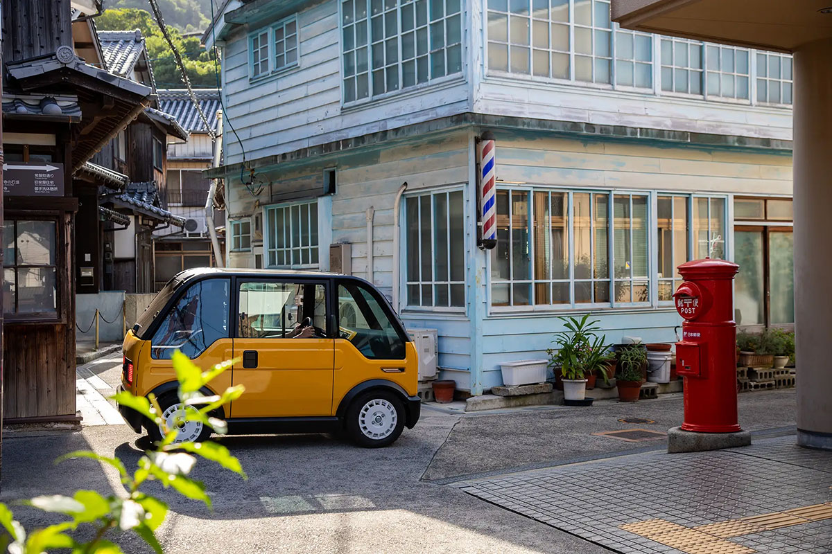 写真)呉市豊町御手洗 伝統的建造物群保存地区を走るmibot