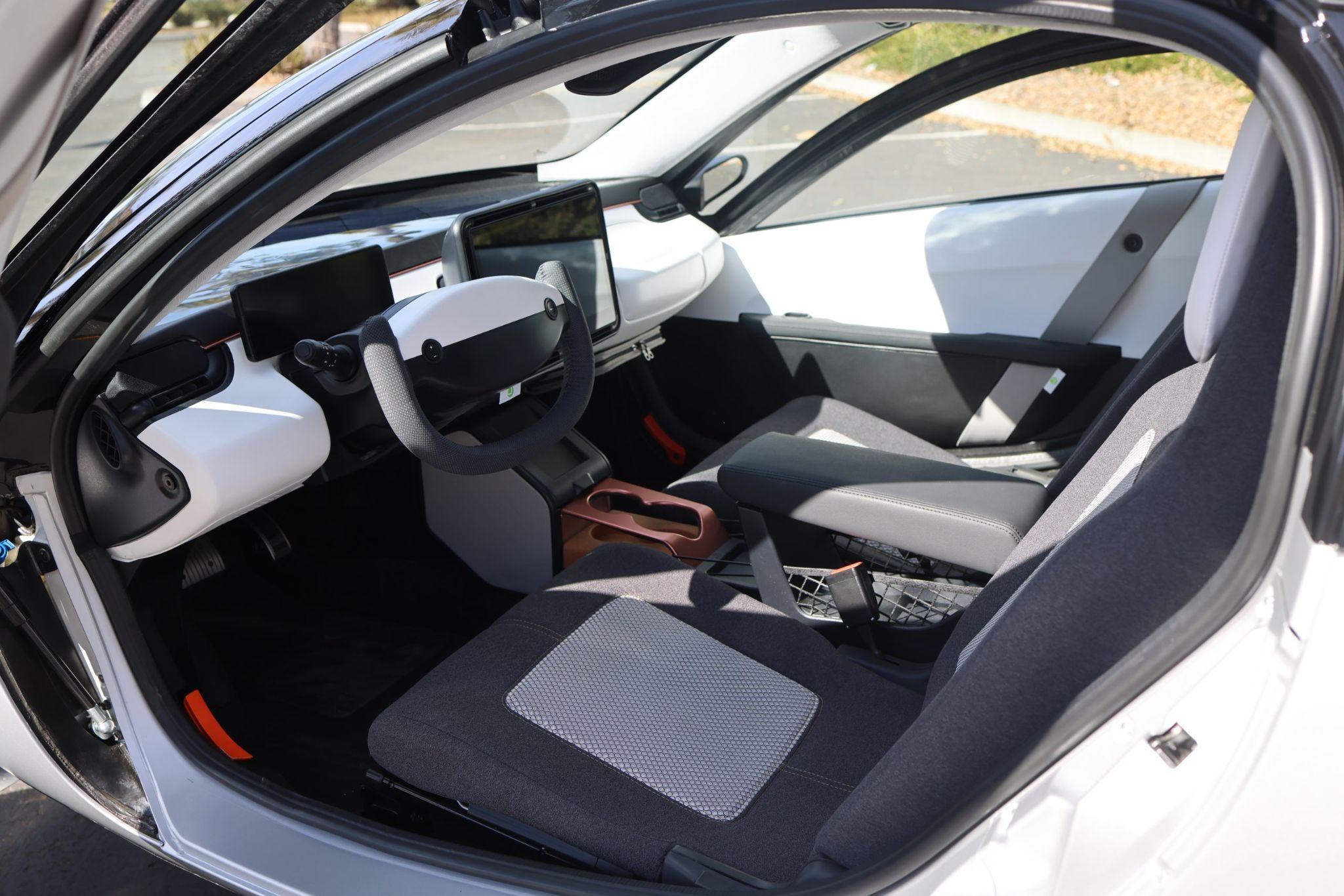 写真)Aptera Solar EVの室内