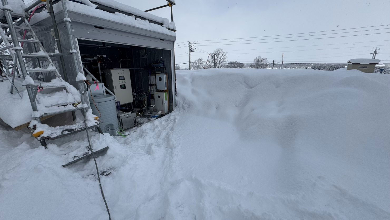 写真)実験設備入口前道路融雪前